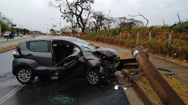 Carro derruba poste em avenida da zona Leste de Ribeirão Preto