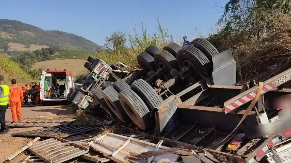 Motorista fica gravemente ferido após caminhão tombar na MG-179 sentido Alfenas