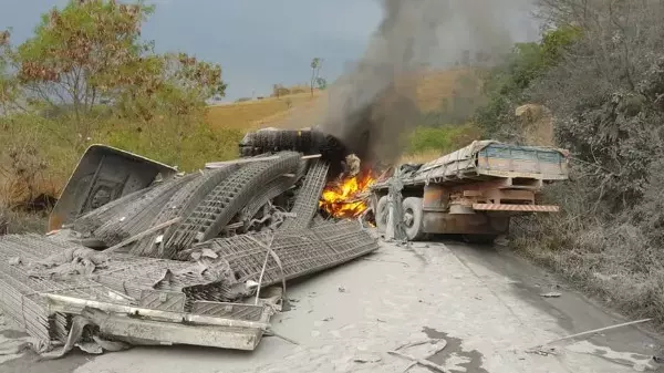 Motorista morre carbonizado após colisão entre caminhão e carreta na BR-354