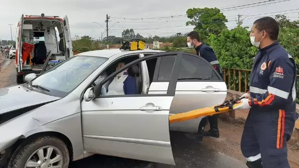 Acidente entre carro e caminhão na Dique 1, em Pouso Alegre (MG)