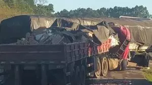 Colisão entre duas carretas deixa um morto na Fernão Dias