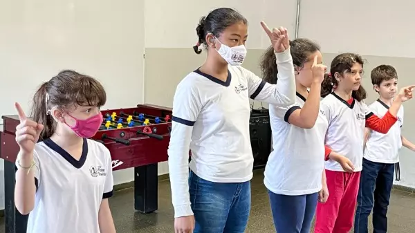 Alunos da zona rural de Pouso Alegre recebem encontro sobre libras