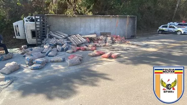 Carreta com sacos de cimento tomba na MGC-146 em Andradas (MG)