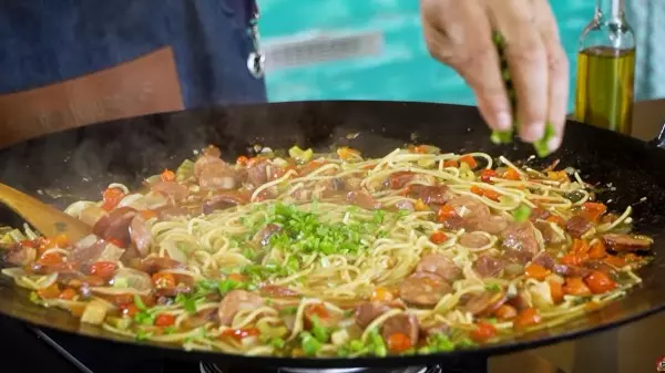 Aprenda a fazer Baby Beef com Macarrão de Comitiva