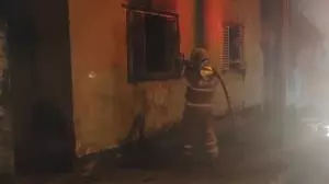 Casa pega fogo após criança brincar com isqueiro em Boa Esperança