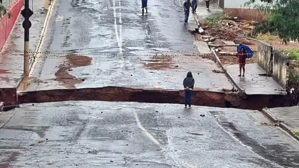 Em Alfenas (MG), rua fica partida ao meio após temporal