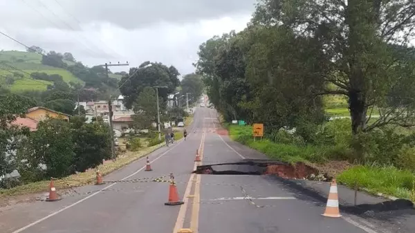 Carmo de Minas: MGC-460 é interditada após cratera se abrir