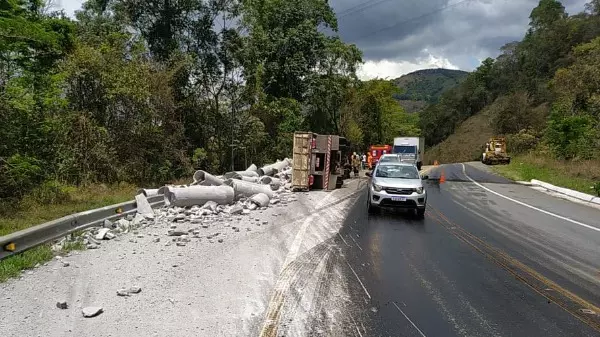 Carreta com carga de manilhas tomba em Caldas (MG)