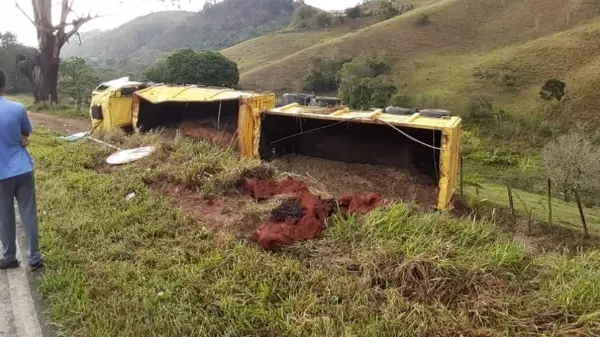 Carreta com 30 toneladas de esterco tomba em São Lourenço (MG)
