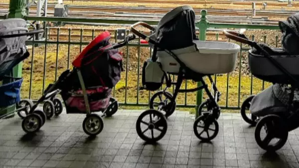Mães polonesas deixam carrinhos de bebê em estação para mães ucranianas refugiadas
