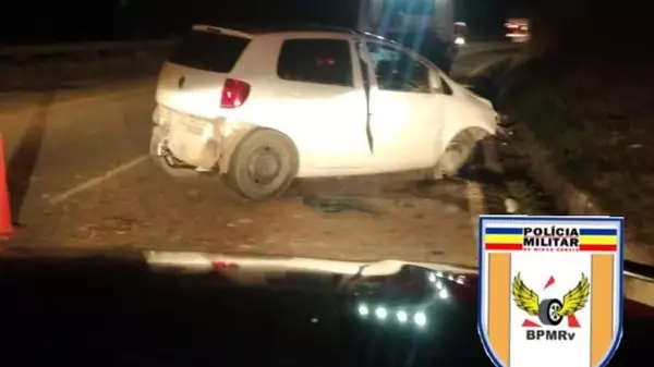 Carro capota com família entre Varginha e Três Corações