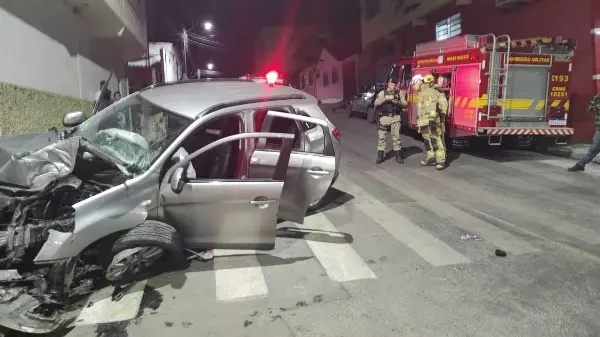 Carro com seis pessoas bate em poste em Pouso Alegre (MG)
