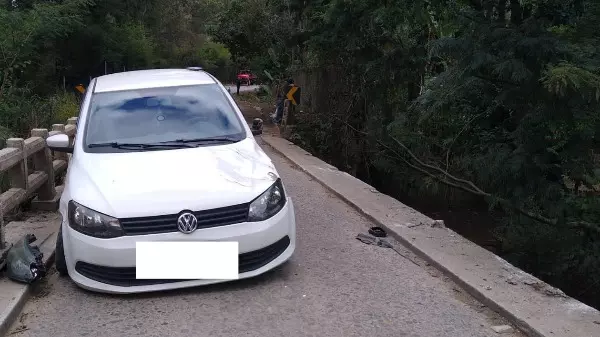 Homem cai com carro no rio após fugir da polícia com veículo roubado