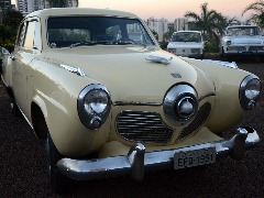 Autoshow promove desfile de carros antigos em homenagem a SP