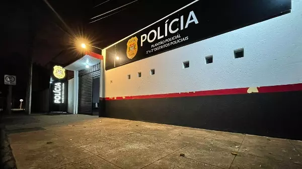 Moto usada por entregador de pizza é furtada em Araraquara