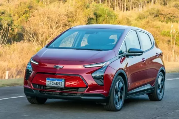 Bolt retorna ao mercado mais equipado e com autonomia de 459 km