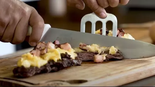 Churrasco de fraldinha com purê de mandioca e bacon