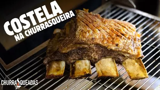 Costela bovina e purê feito com mandioquinha na brasa?