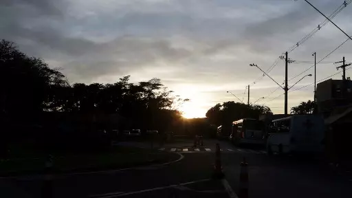 Sol com aumento de nuvens de manhã e pancadas de chuva em parte do Sul de Minas à tarde