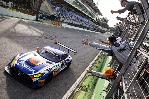 Cacá Bueno e Baptista surpreendem e vencem em Interlagos
