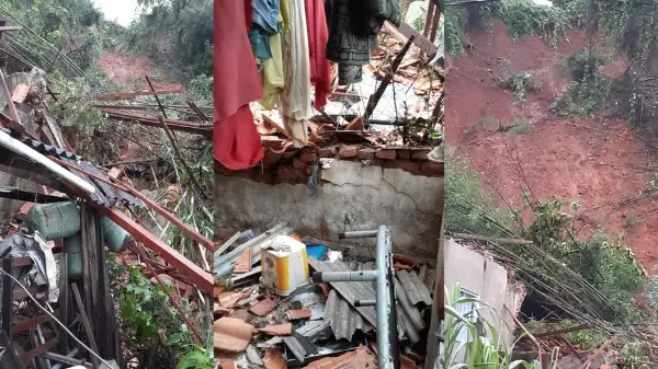 Famílias ficam desalojadas após barranco ceder em Perdões
