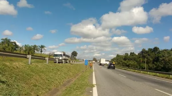 Jovem morre após bater moto em canteiro da Rodovia Fernão Dias