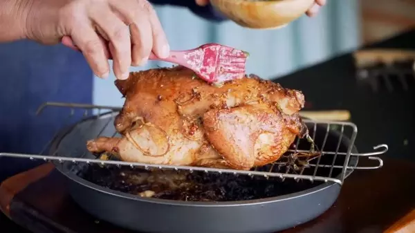 Saiba como fazer um frango assado crocante para o Natal
