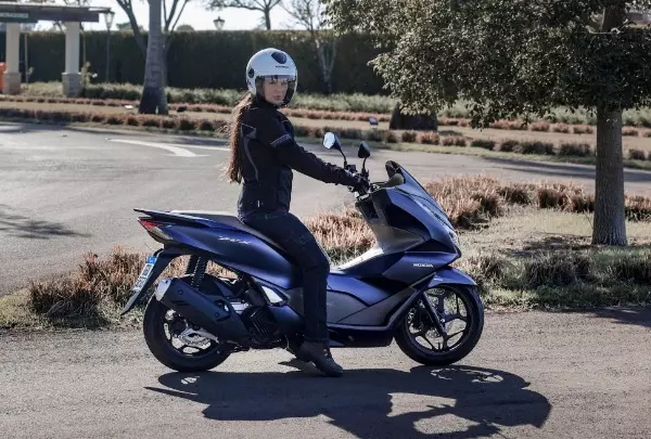 Honda PCX 2023 traz motor mais potente e novas tecnologias