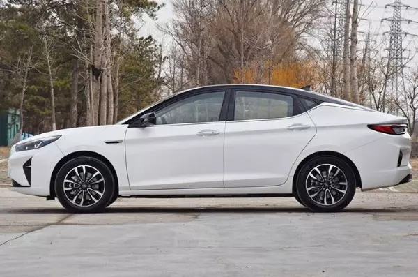 JAC e-J7 100% elétrico surpreende pelo luxo e acabamento