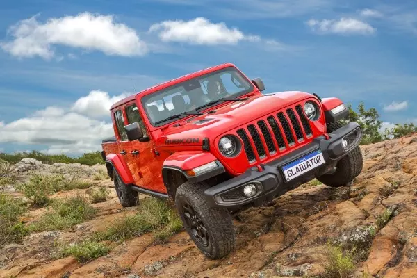 Importada dos EUA, picape Jeep Gladiator chega por R$520 mil