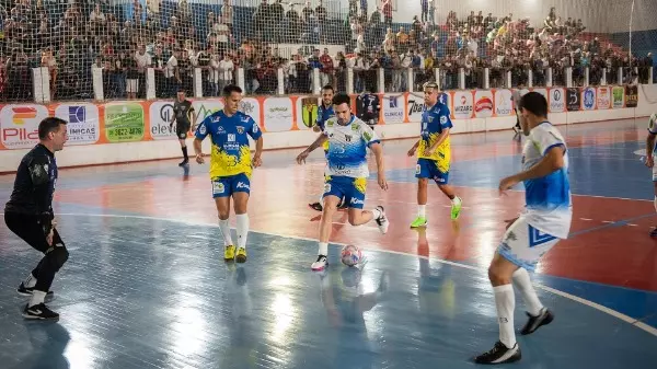 Jogador Falcão participa de evento na UNIFEI
