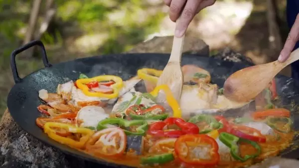 Saiba como preparar uma moqueca de pintado no disco de arado