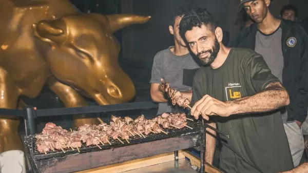 ONG faz churrasco para moradores de rua no Centro de SP