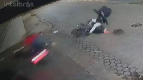 Vídeo: Motoqueiro em fuga atinge outra moto de delivery