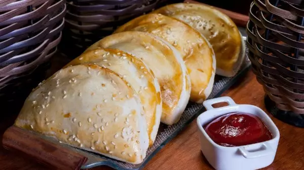 Aprenda a fazer pastel de forno fácil para comer e assistir aos jogos da Copa