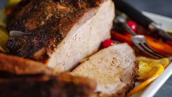 Aprenda a preparar um pernil assado com abacaxi para o Natal