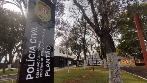 Homem tem celular roubado enquanto dormia no carro em São Carlos