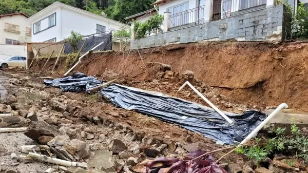 Chuva faz desabar muro de casa em processo de tombamento