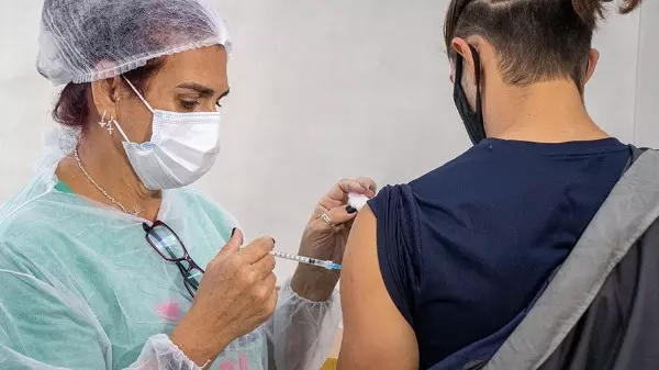 Covid-19: Primeiro lote de vacina bivalente chega ao Brasil