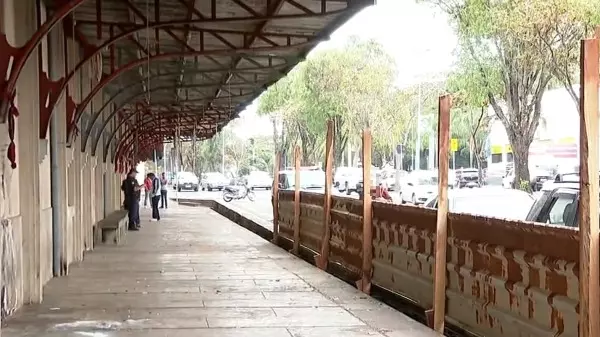 Franca retira moradores de rua do entorno de prédio histórico