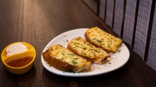 Confira o passo a passo de como preparar pão de alho