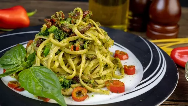 Espaguete ao pesto? Aprenda a fazer essa receita fácil e deliciosa