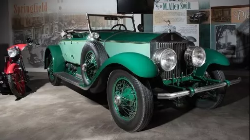 Americano fica 77 anos com o mesmo carro e o doa para museu