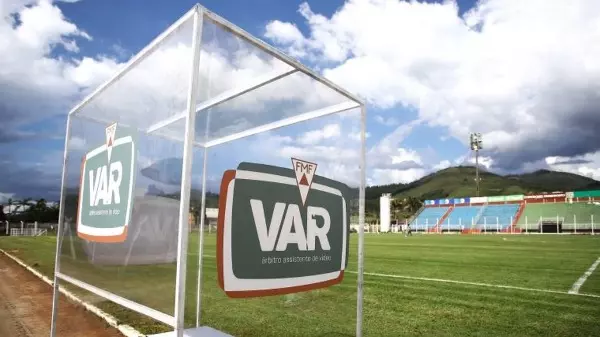 Ronaldão recebe VAR pela 1ª vez na disputa entre Caldense e Democrata