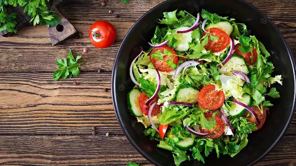 Veja como fazer uma salada primavera