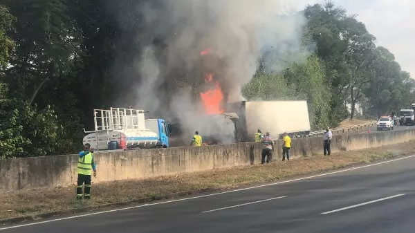 Caminhão em chamas interdita a Washington sentido capital