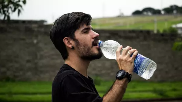 Beber água retarda o envelhecimento e previne doenças