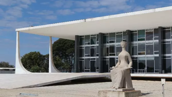 STF avalia que licença-maternidade começa após alta; entenda