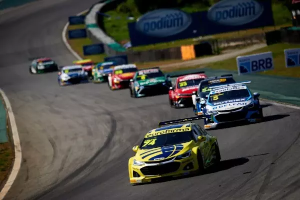 Felipe Fraga sai da Europa e dá show na Stock Car Pro Series