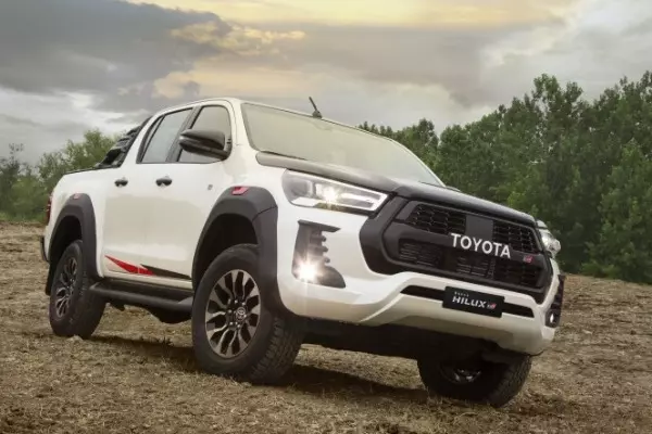 Toyota apresenta a Hilux e Corolla Cross com apelo esportivo